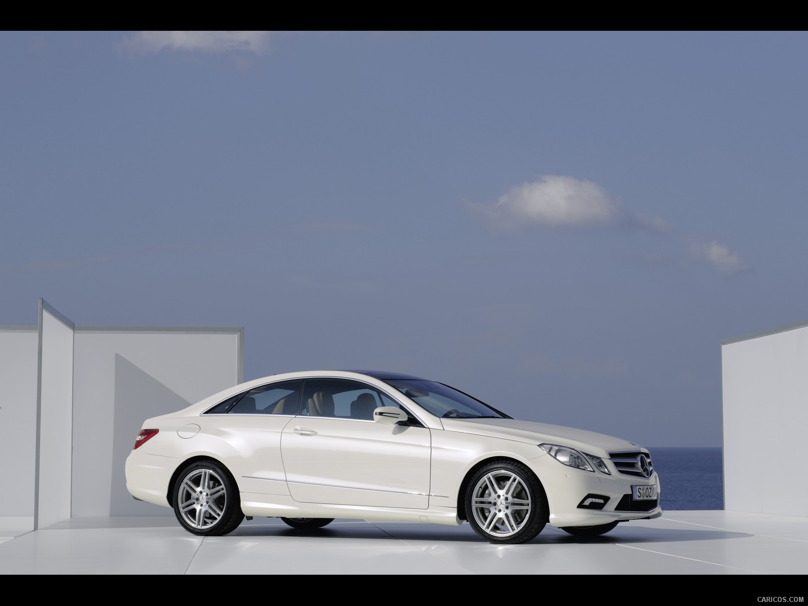 2010 Mercedes-Benz E-Class Coupe  - Front Right Quarter View Photo, #8 of 213