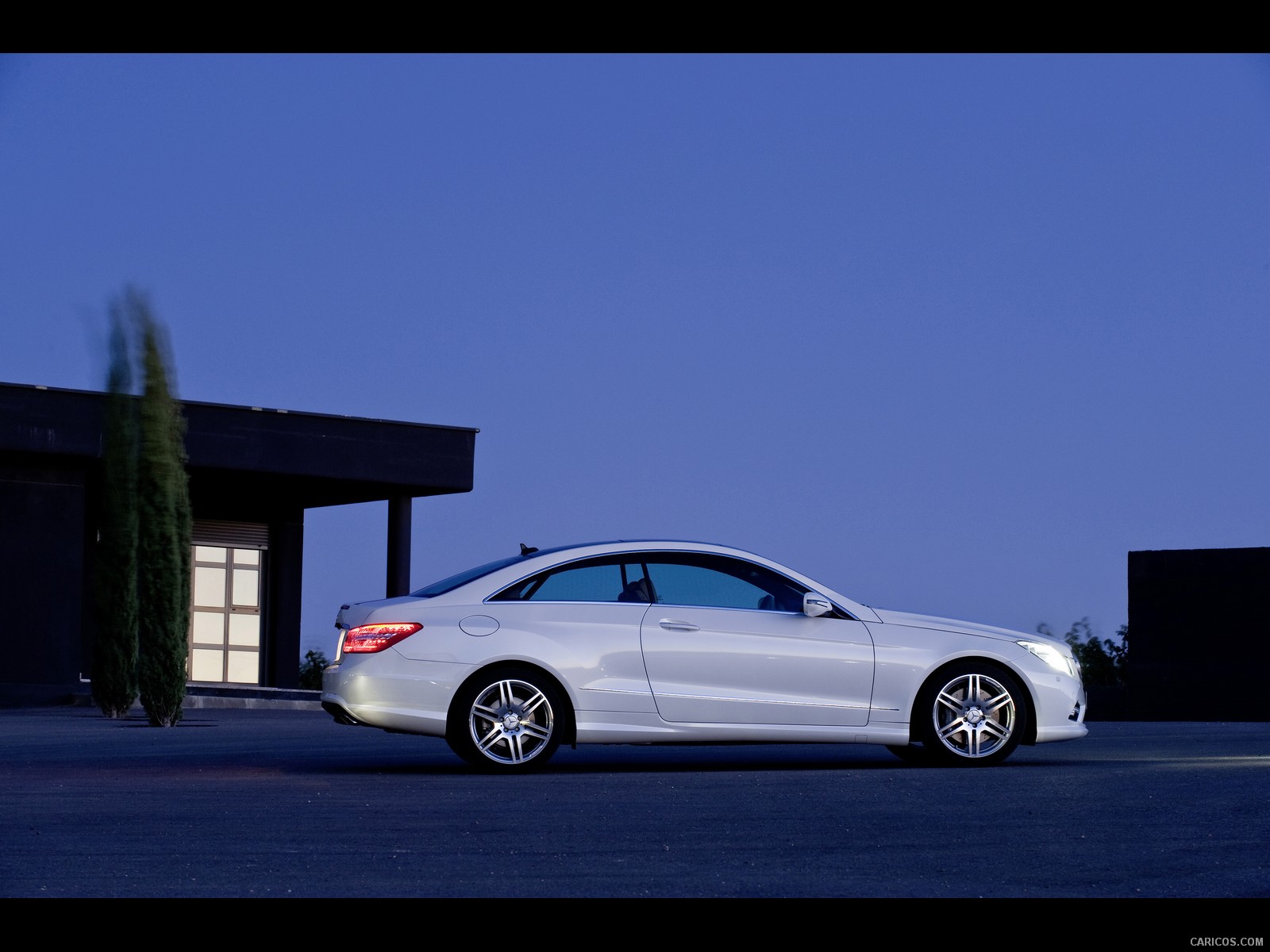 2010 Mercedes-Benz E-Class Coupe  - Side View Photo, #2 of 213