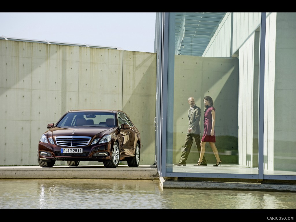 2010 Mercedes-Benz E-Class Sedan  - Front Angle View Photo