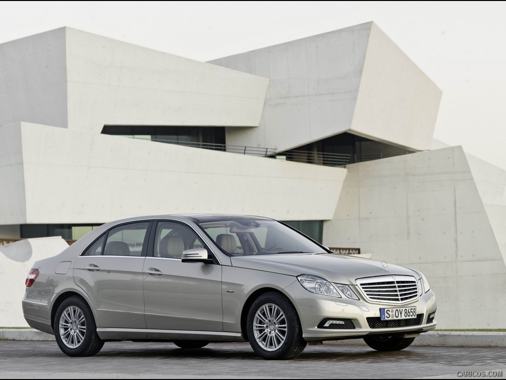 2010 Mercedes-Benz E-Class Sedan  - Front Right Quarter View Photo