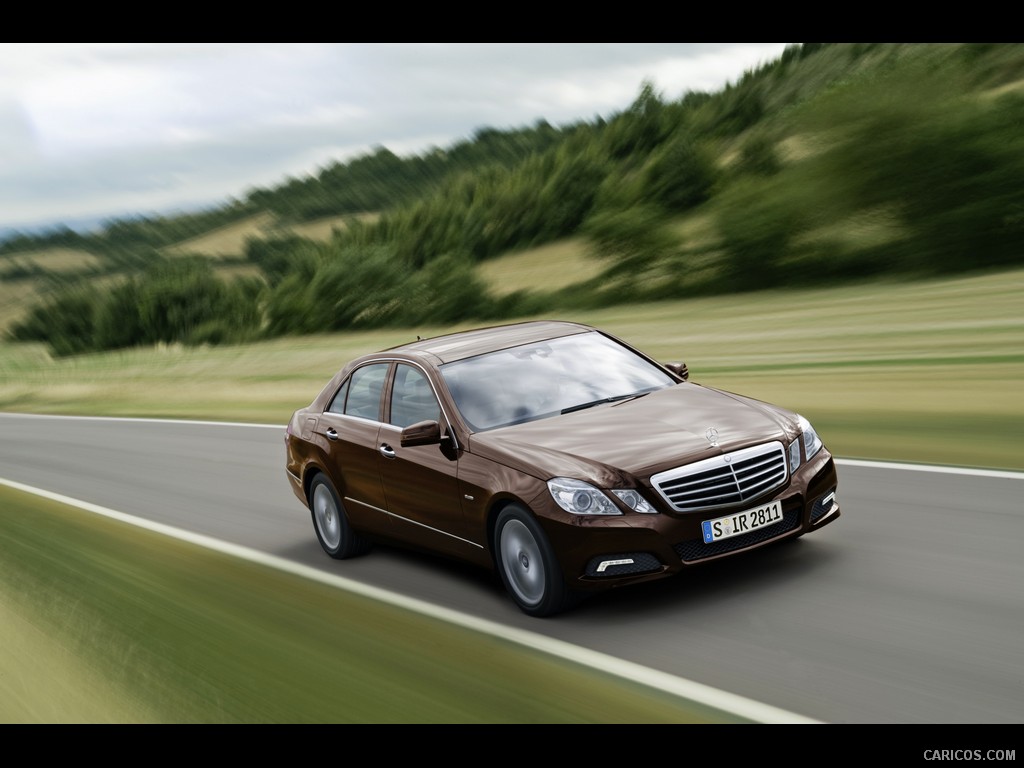 2010 Mercedes-Benz E-Class Sedan  - Front Right Quarter View Photo