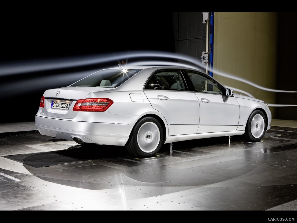 2010 Mercedes-Benz E-Class Sedan  - Rear Right Quarter View Photo