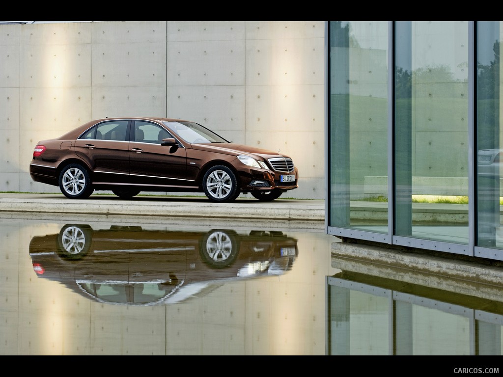 2010 Mercedes-Benz E-Class Sedan  - Side View Photo