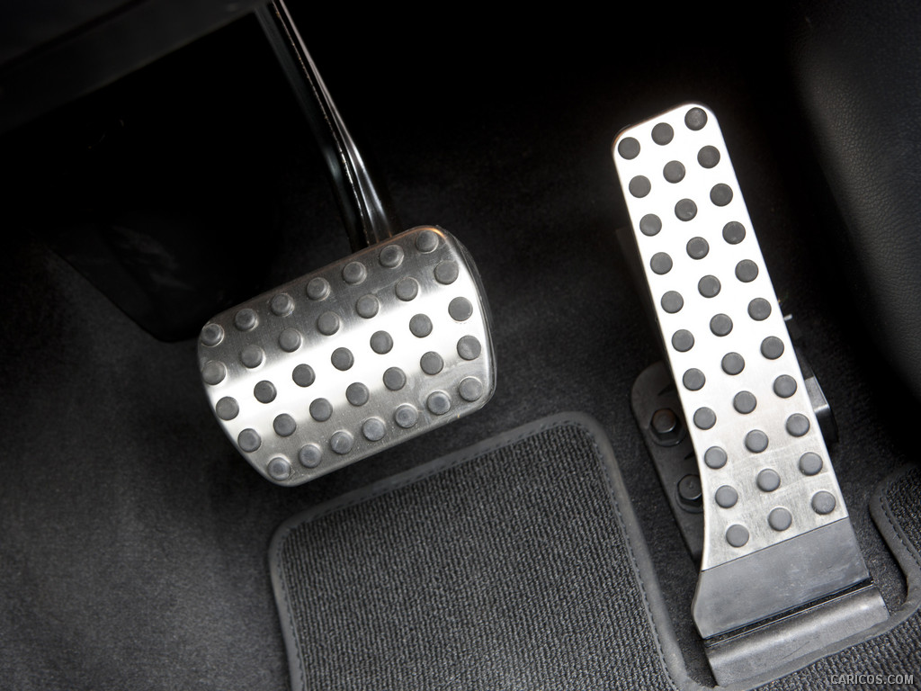 2014 Mercedes-Benz E-Class E 220 CDI Coupe (UK-Version) - Pedals - Interior Detail