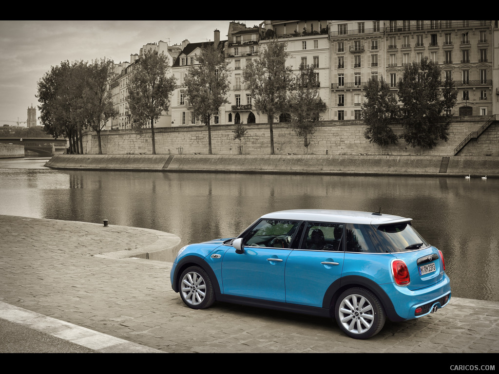 2015 MINI Cooper SD 5-Door in Paris  - Side