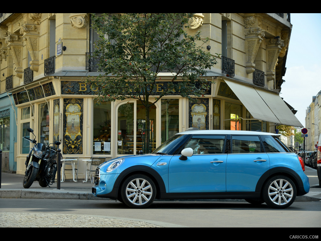 2015 MINI Cooper SD 5-Door in Paris  - Side