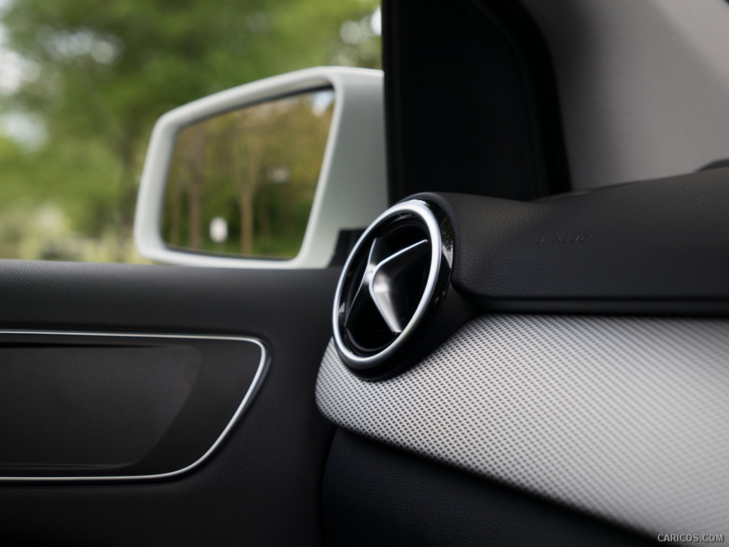 2015 Mercedes-Benz B-Class B220 CDI 4MATIC (UK-Spec)  - Interior Detail