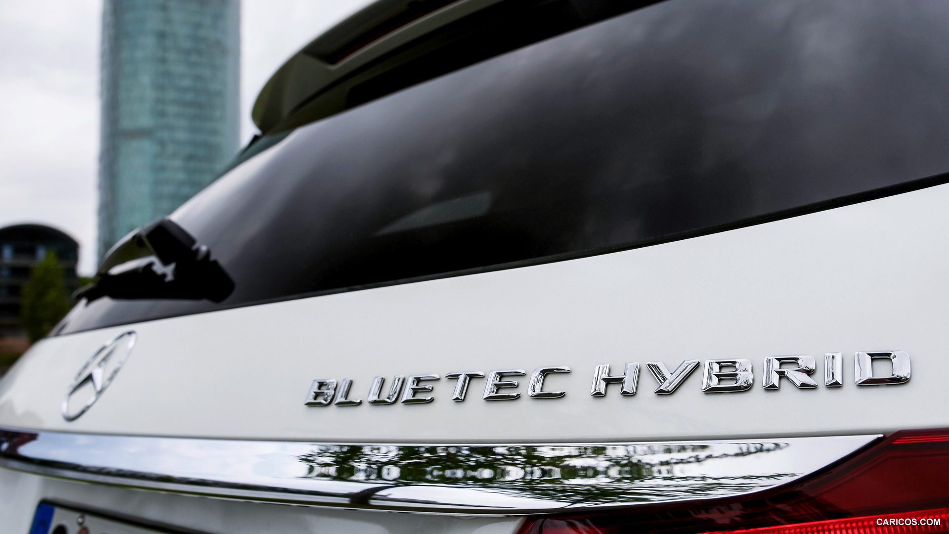 2015 Mercedes-Benz C-Class C 300 BlueTEC HYBRID Estate (Avantgarde, Designo Diamond White) - Badge, #120 of 173