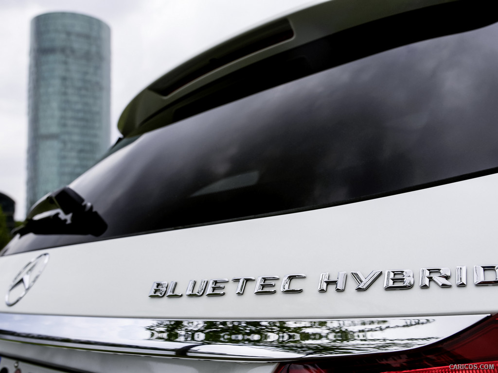 2015 Mercedes-Benz C-Class C 300 BlueTEC HYBRID Estate (Avantgarde, Designo Diamond White) - Badge