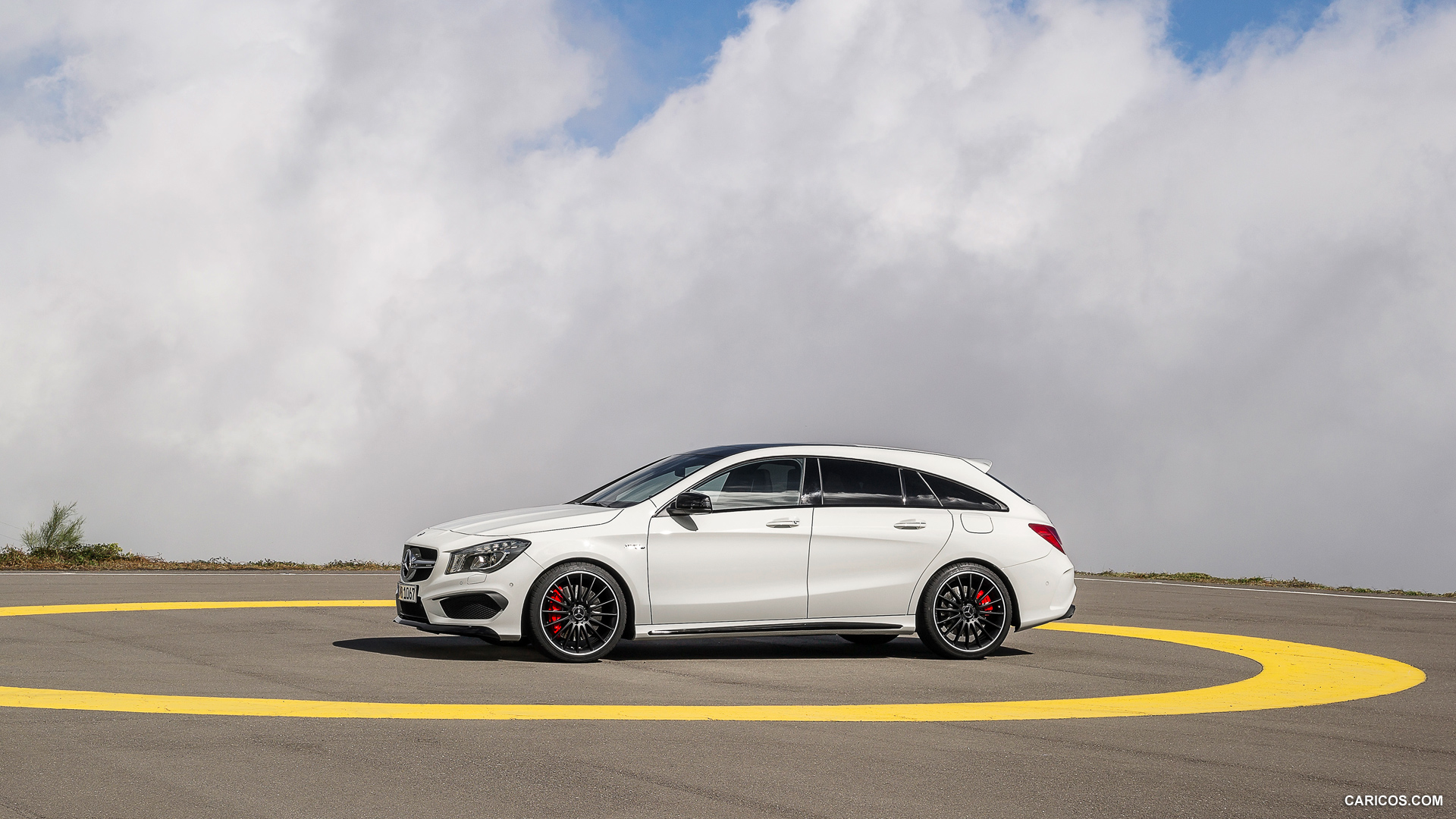 2015 Mercedes-Benz CLA 45 AMG Shooting Brake (Calcite White) - Side, #15 of 70