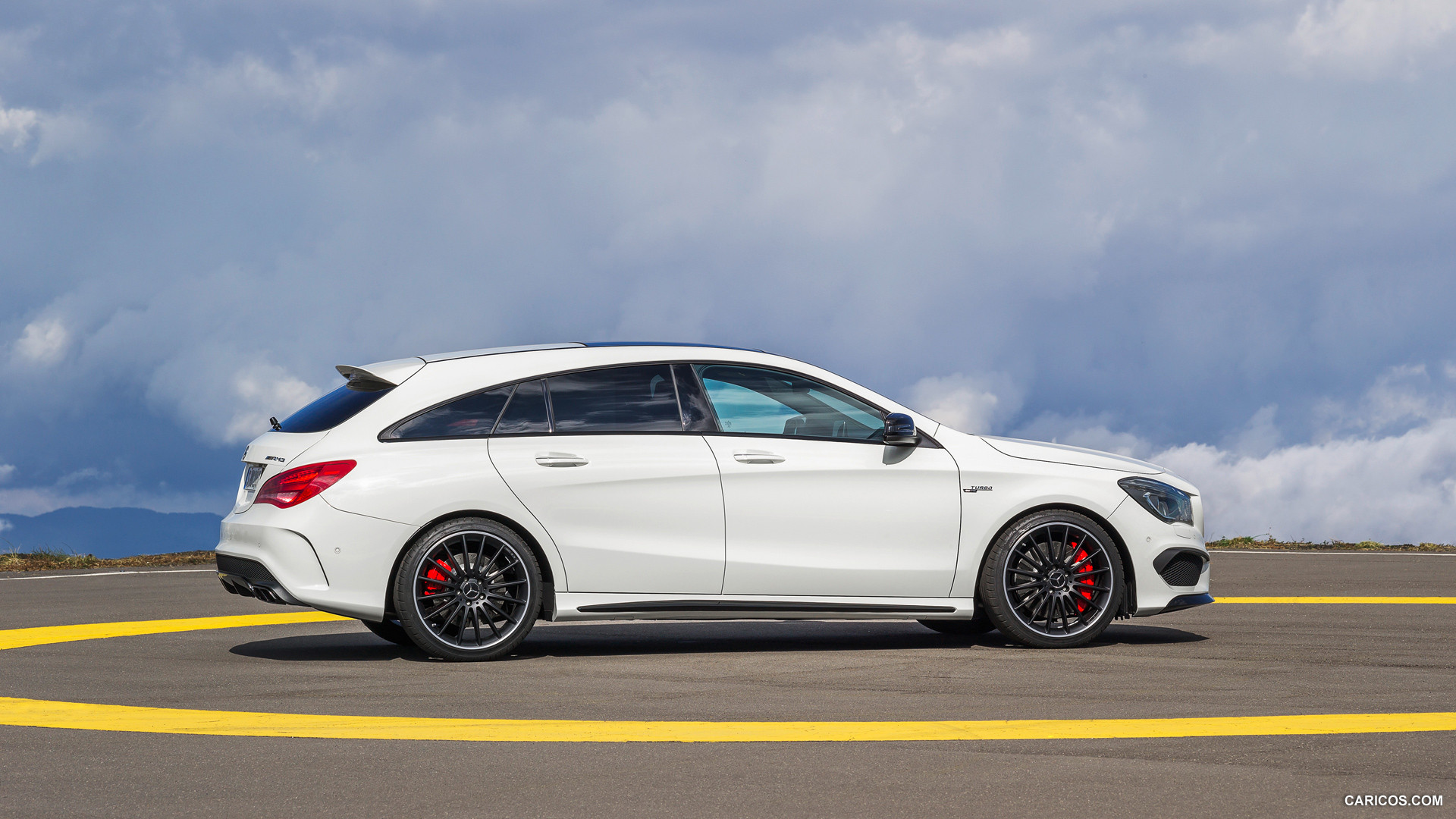 2015 Mercedes-Benz CLA 45 AMG Shooting Brake (Calcite White) - Side, #19 of 70