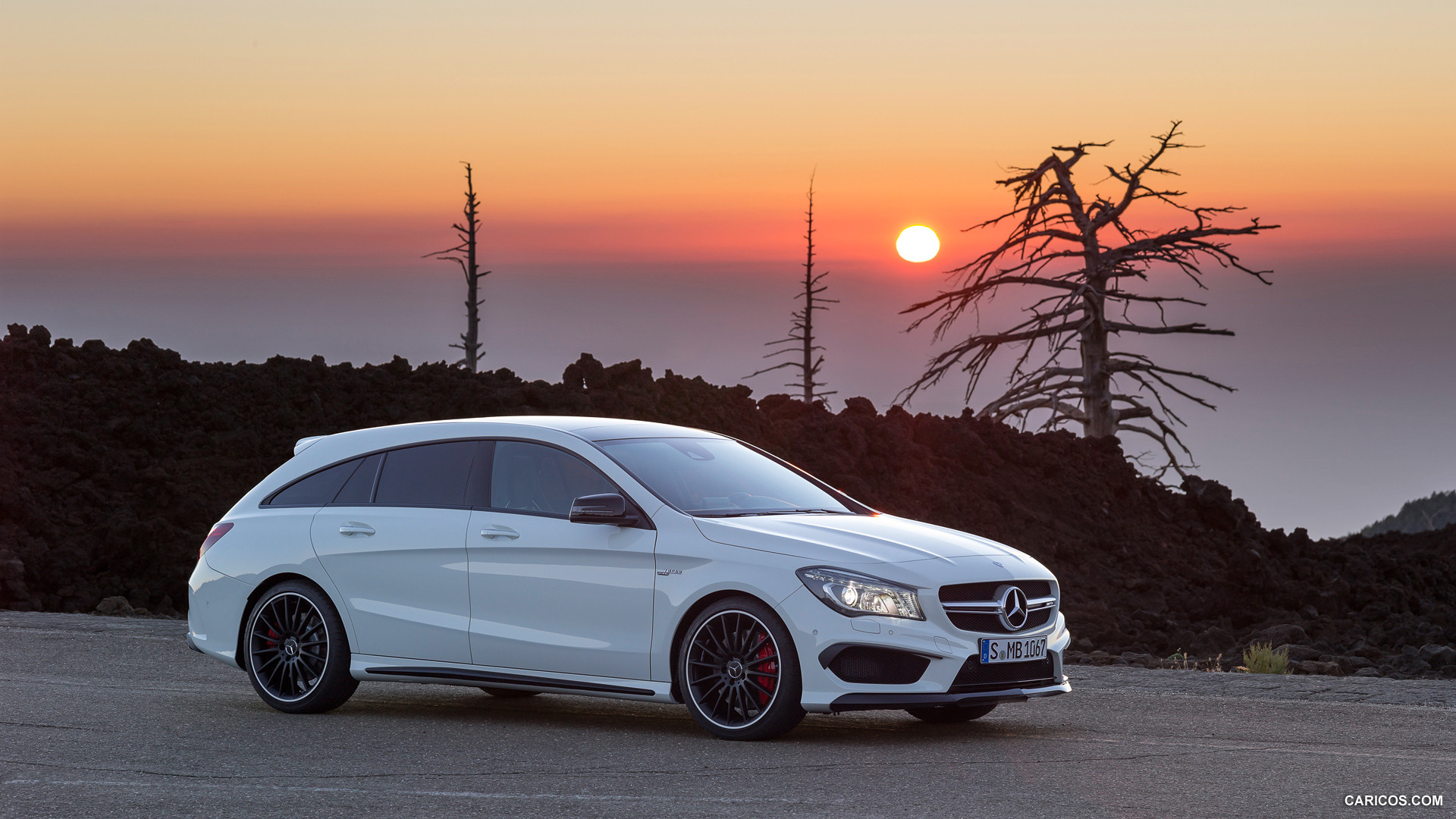 2015 Mercedes-Benz CLA 45 AMG Shooting Brake (Calcite White) - Side, #23 of 70