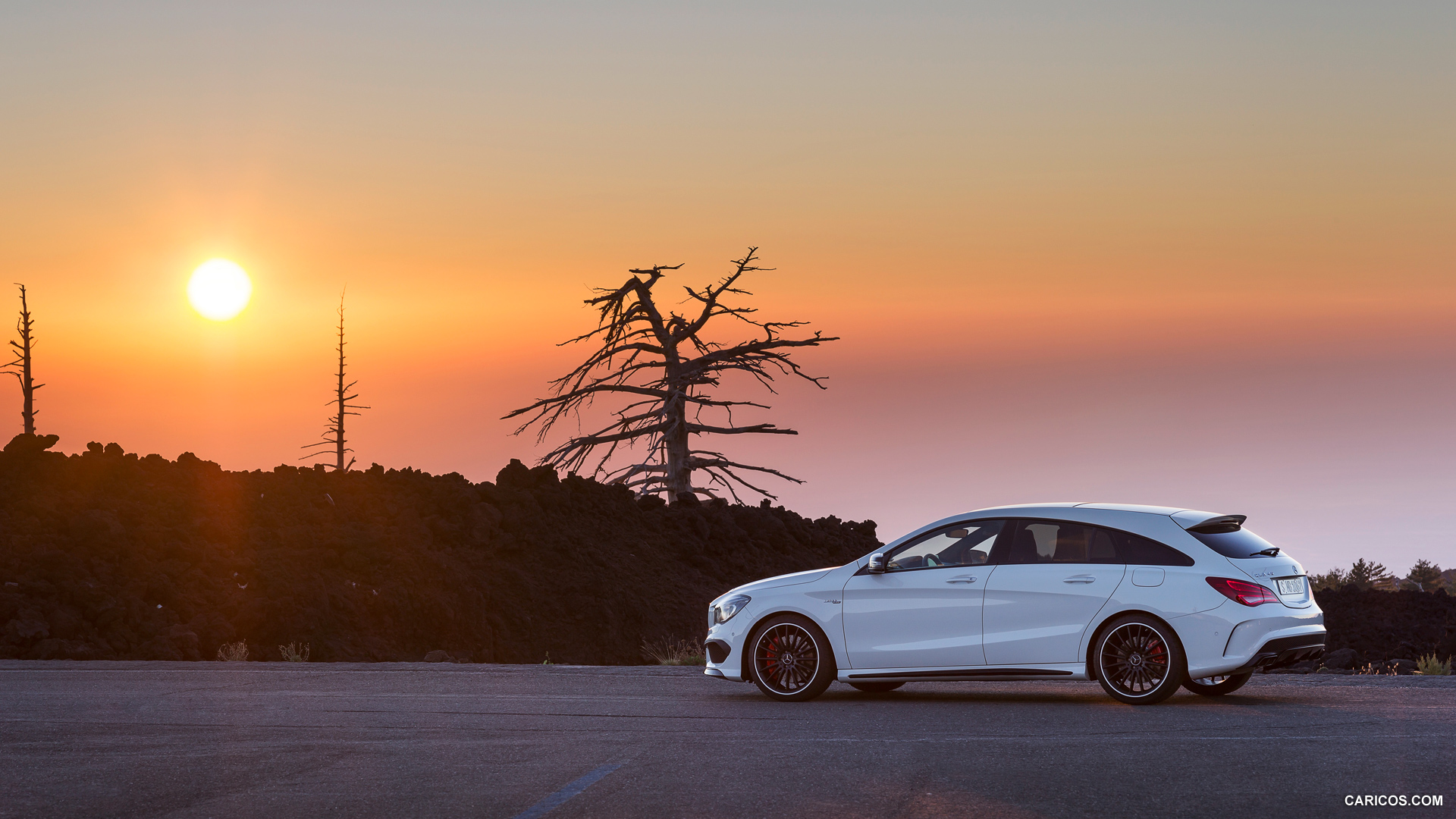2015 Mercedes-Benz CLA 45 AMG Shooting Brake (Calcite White) - Side, #24 of 70
