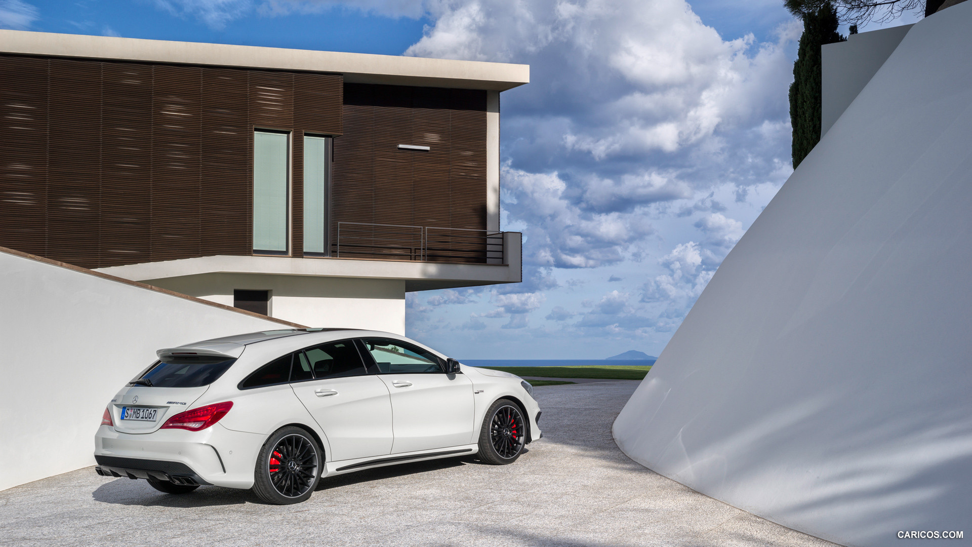 2015 Mercedes-Benz CLA 45 AMG Shooting Brake (Calcite White) - Side, #30 of 70