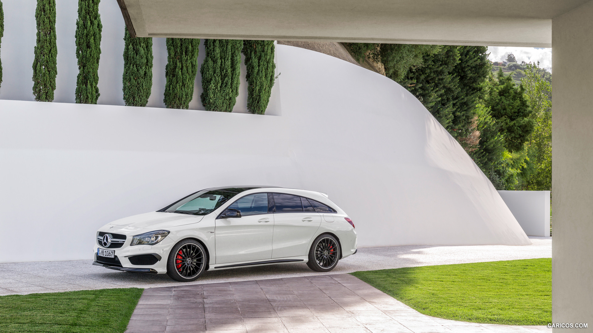 2015 Mercedes-Benz CLA 45 AMG Shooting Brake (Calcite White) - Side, #32 of 70