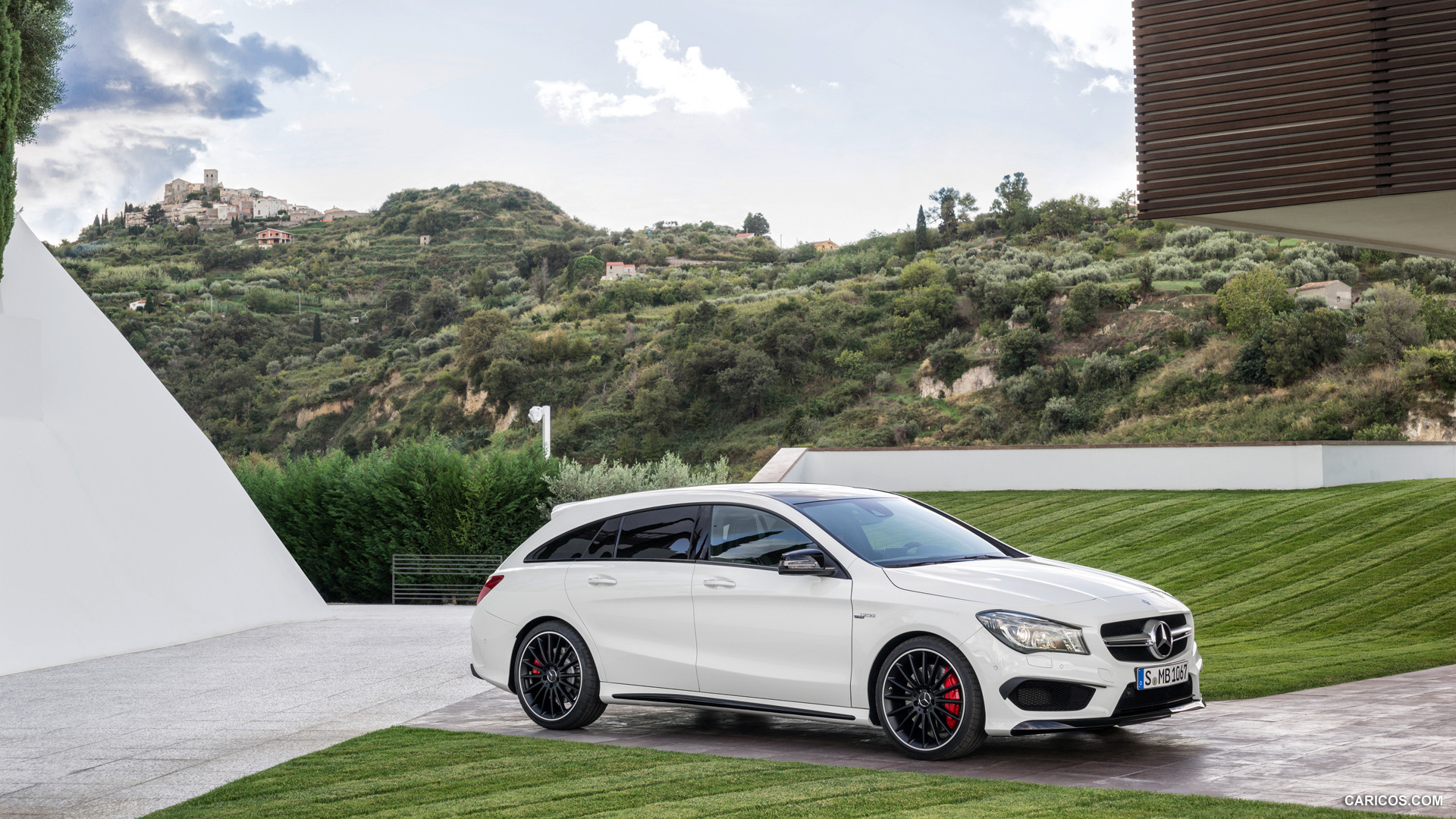 2015 Mercedes-Benz CLA 45 AMG Shooting Brake (Calcite White) - Side, #36 of 70