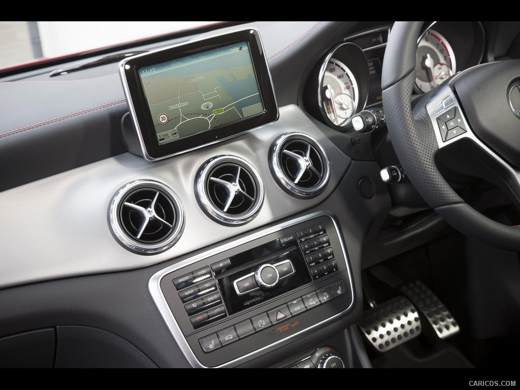 2015 Mercedes-Benz GLA 200 CDI (UK-Version)  - Central Console