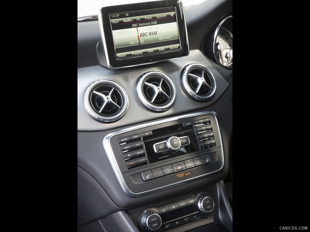 2015 Mercedes-Benz GLA 200 CDI (UK-Version)  - Central Console