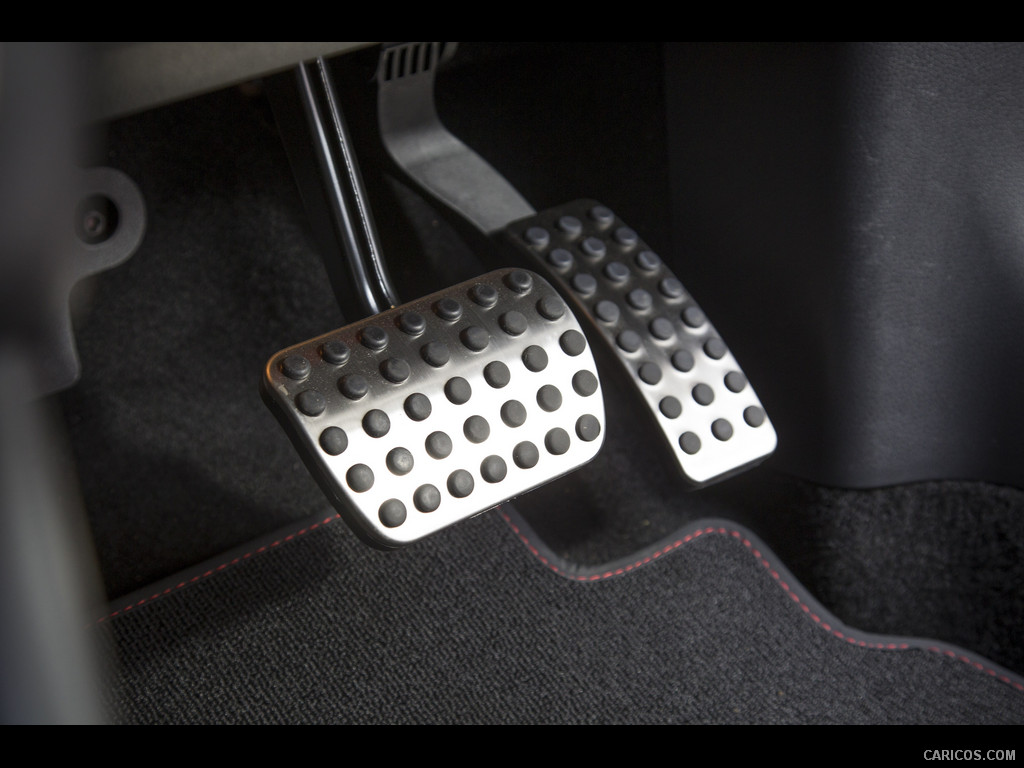 2015 Mercedes-Benz GLA 200 CDI (UK-Version) - Pedals - Interior Detail