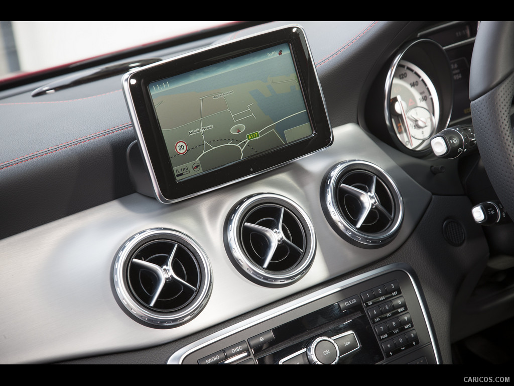 2015 Mercedes-Benz GLA 250 AMG (UK-Version)  - Central Console