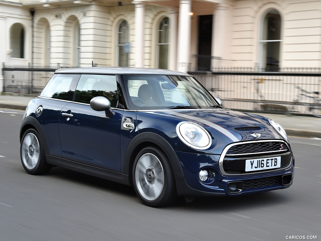 2016 MINI Cooper Seven - Front Three-Quarter