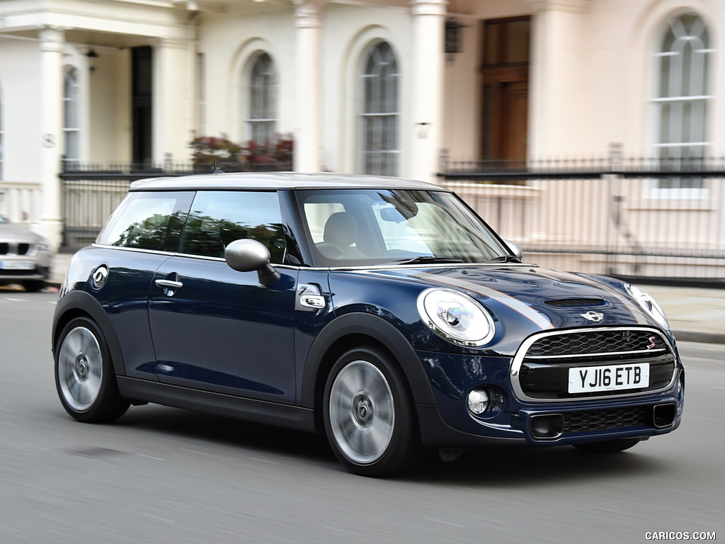 2016 MINI Cooper Seven - Front Three-Quarter