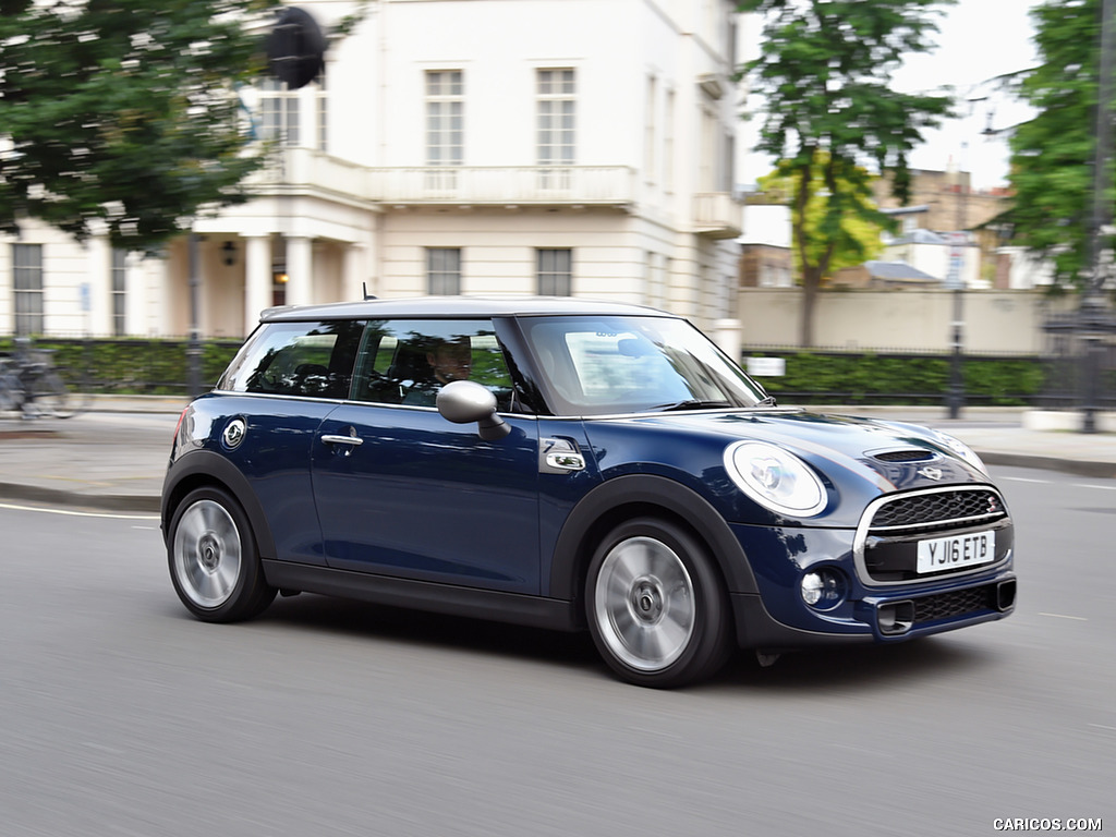 2016 MINI Cooper Seven - Front Three-Quarter