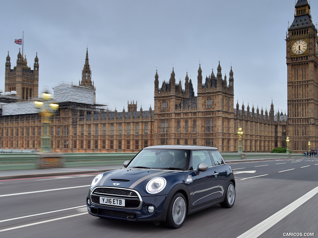 2016 MINI Cooper Seven - Front Three-Quarter