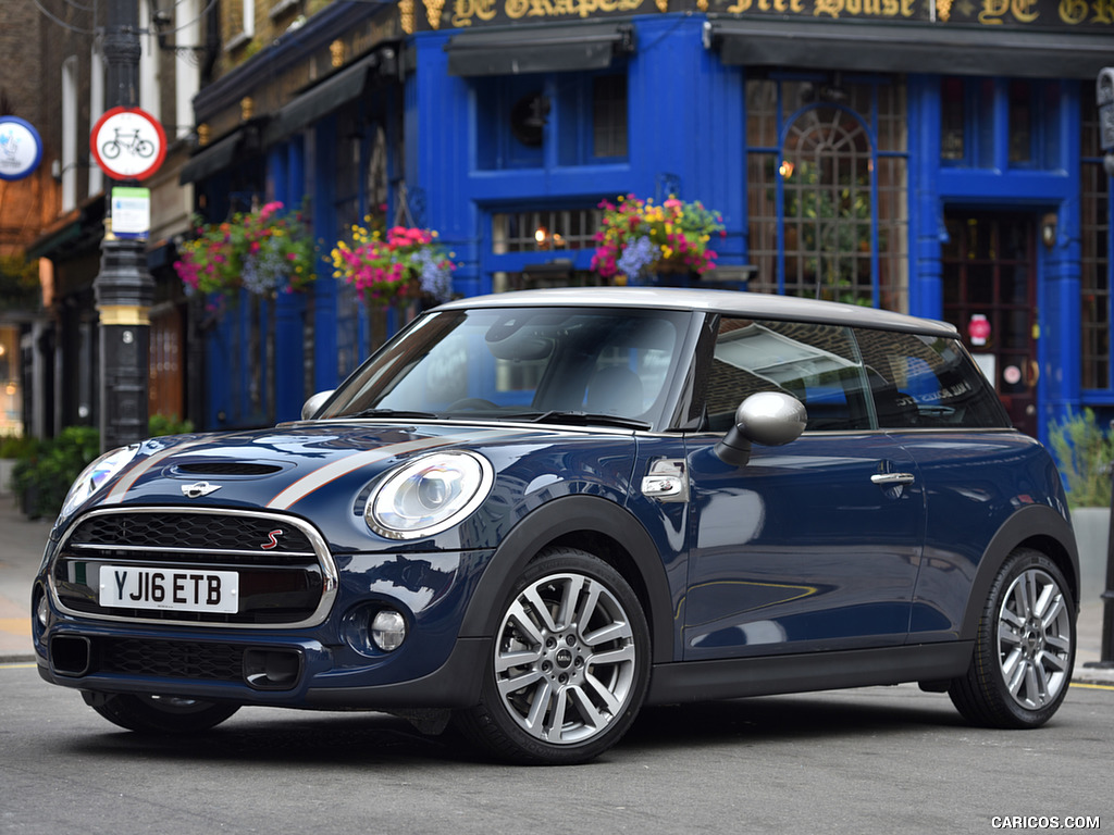 2016 MINI Cooper Seven - Front Three-Quarter