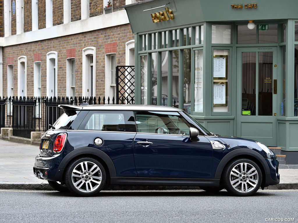 2016 MINI Cooper Seven - Side