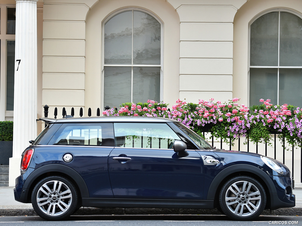 2016 MINI Cooper Seven - Side