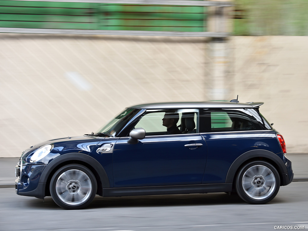 2016 MINI Cooper Seven - Side