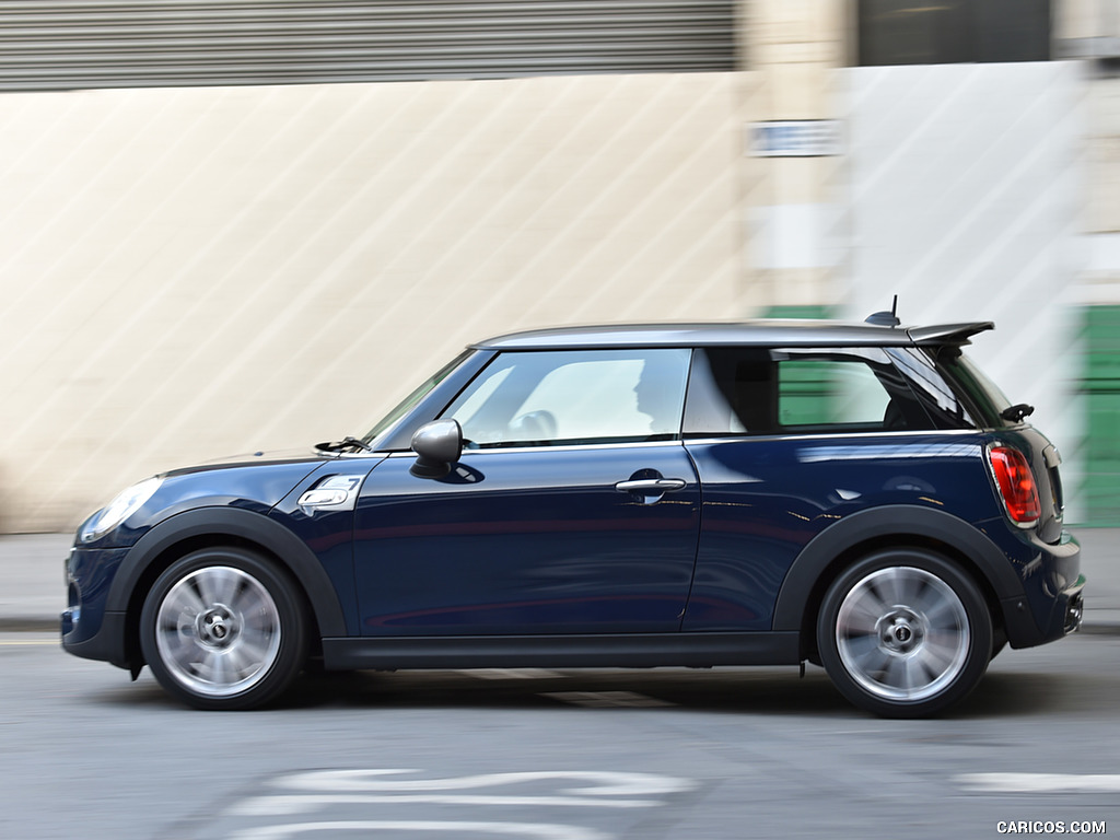 2016 MINI Cooper Seven - Side