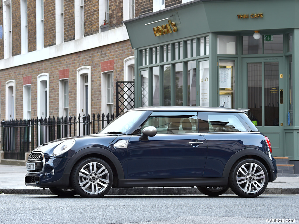 2016 MINI Cooper Seven - Side