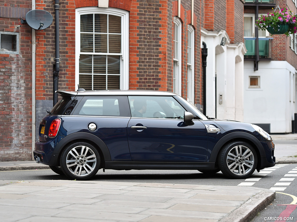 2016 MINI Cooper Seven - Side