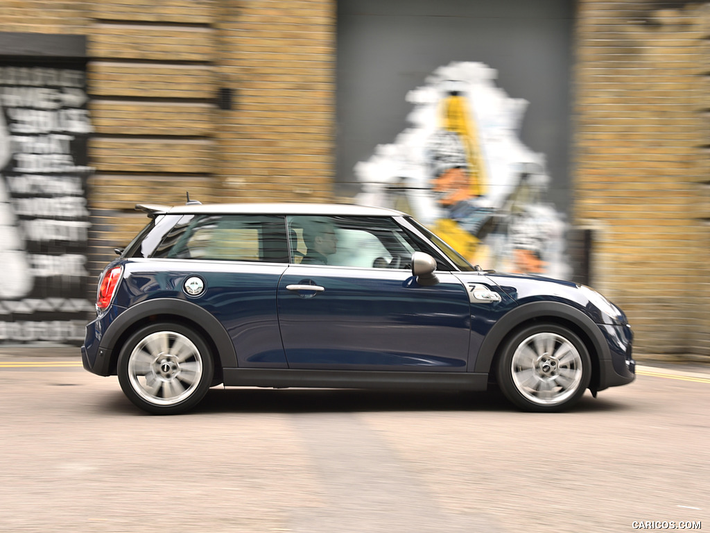 2016 MINI Cooper Seven - Side