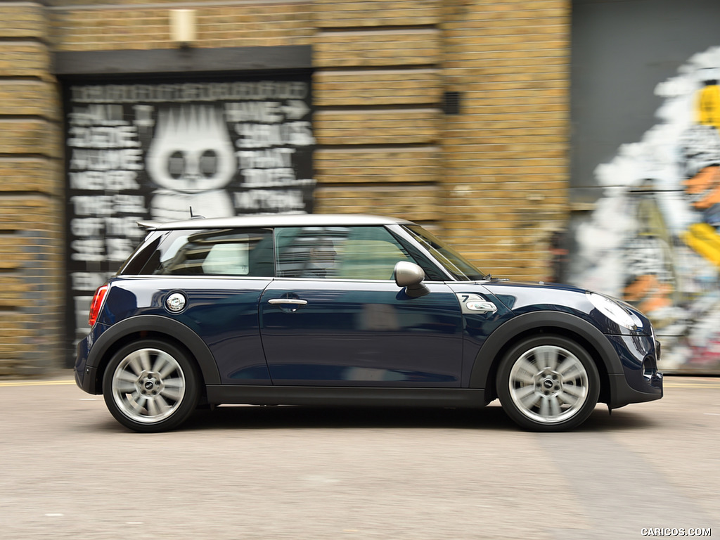 2016 MINI Cooper Seven - Side