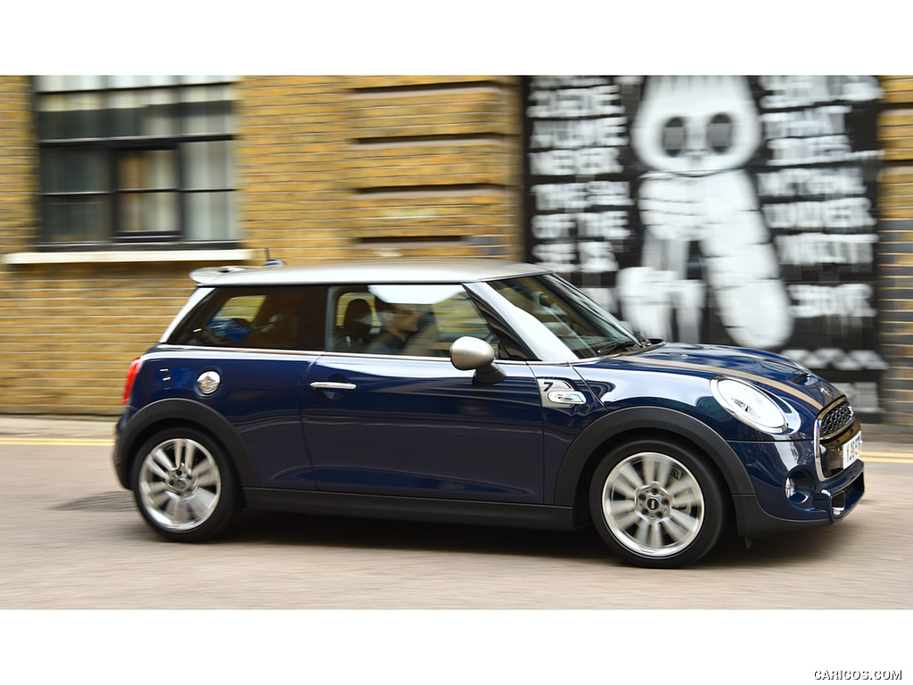 2016 MINI Cooper Seven - Side