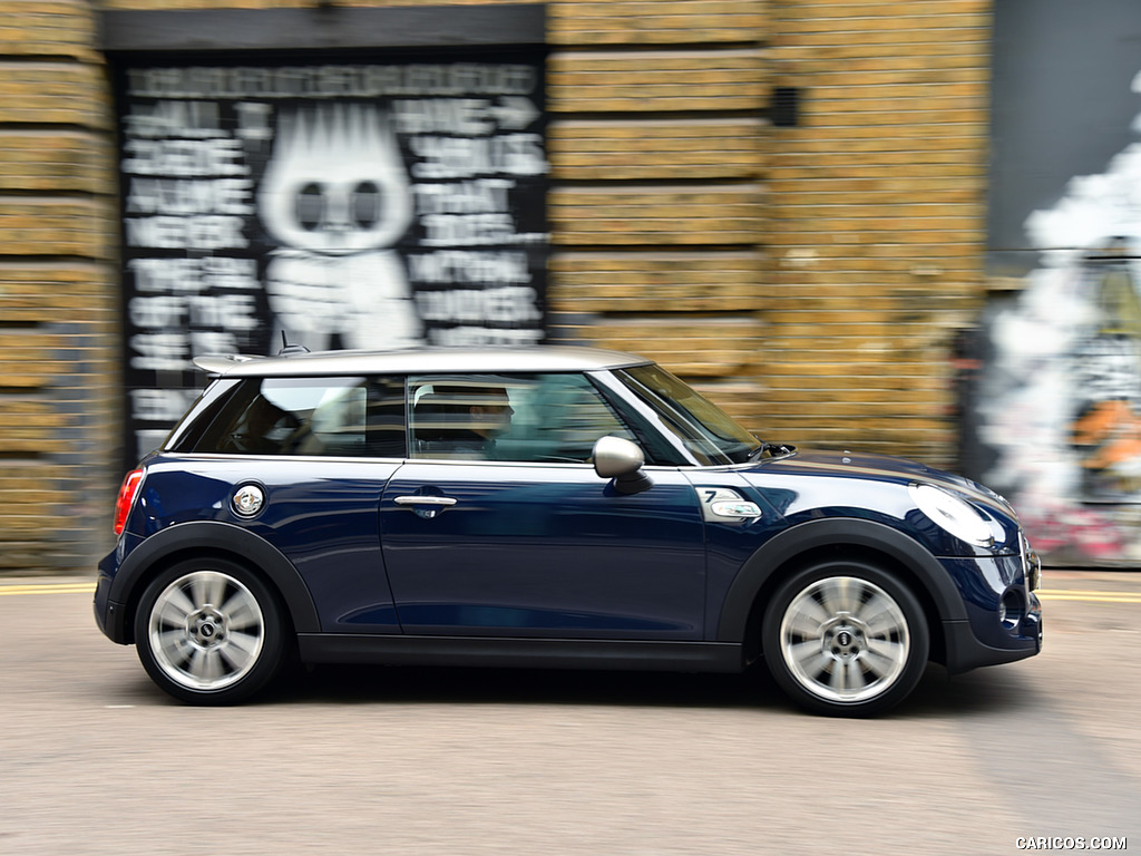 2016 MINI Cooper Seven - Side