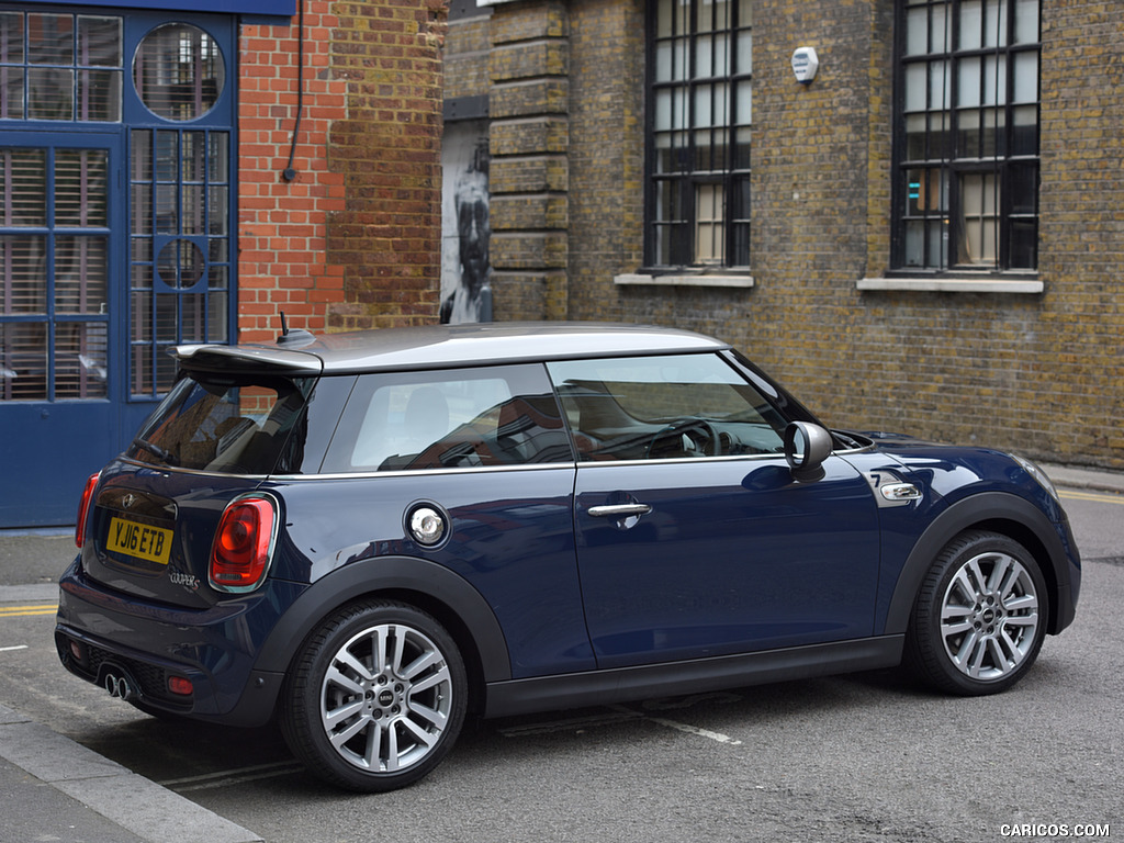 2016 MINI Cooper Seven - Side