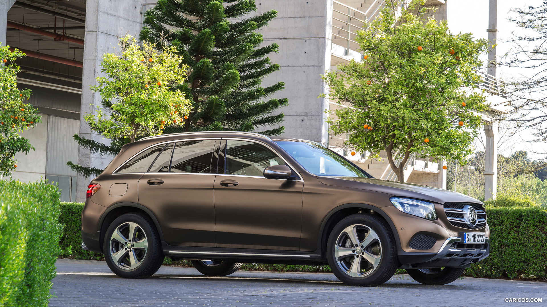 2016 Mercedes-Benz GLC-Class GLC 250d 4MATIC (CITRINE BROWN MAGNO, Offroad Line) - Side, #46 of 254