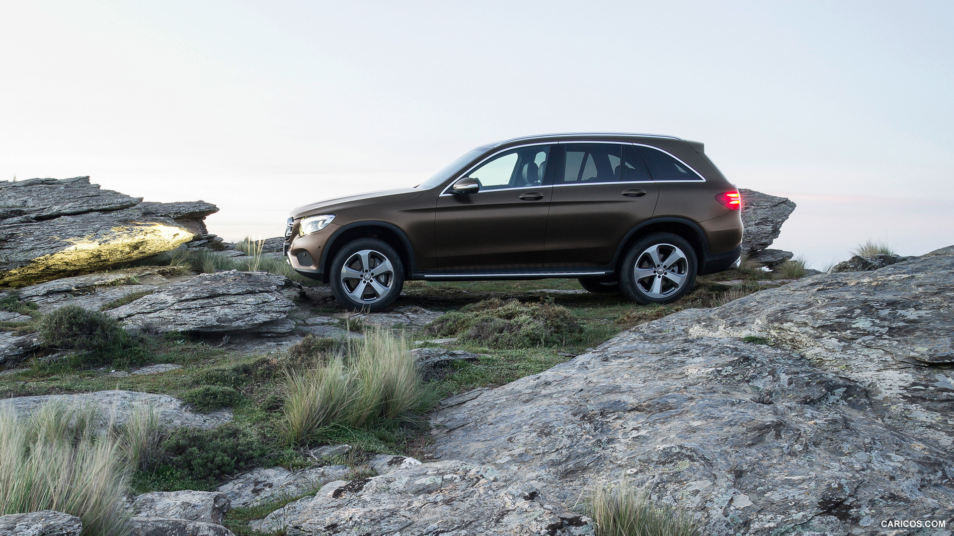 2016 Mercedes-Benz GLC-Class GLC 250d 4MATIC (CITRINE BROWN MAGNO, Offroad Line) - Side, #72 of 254