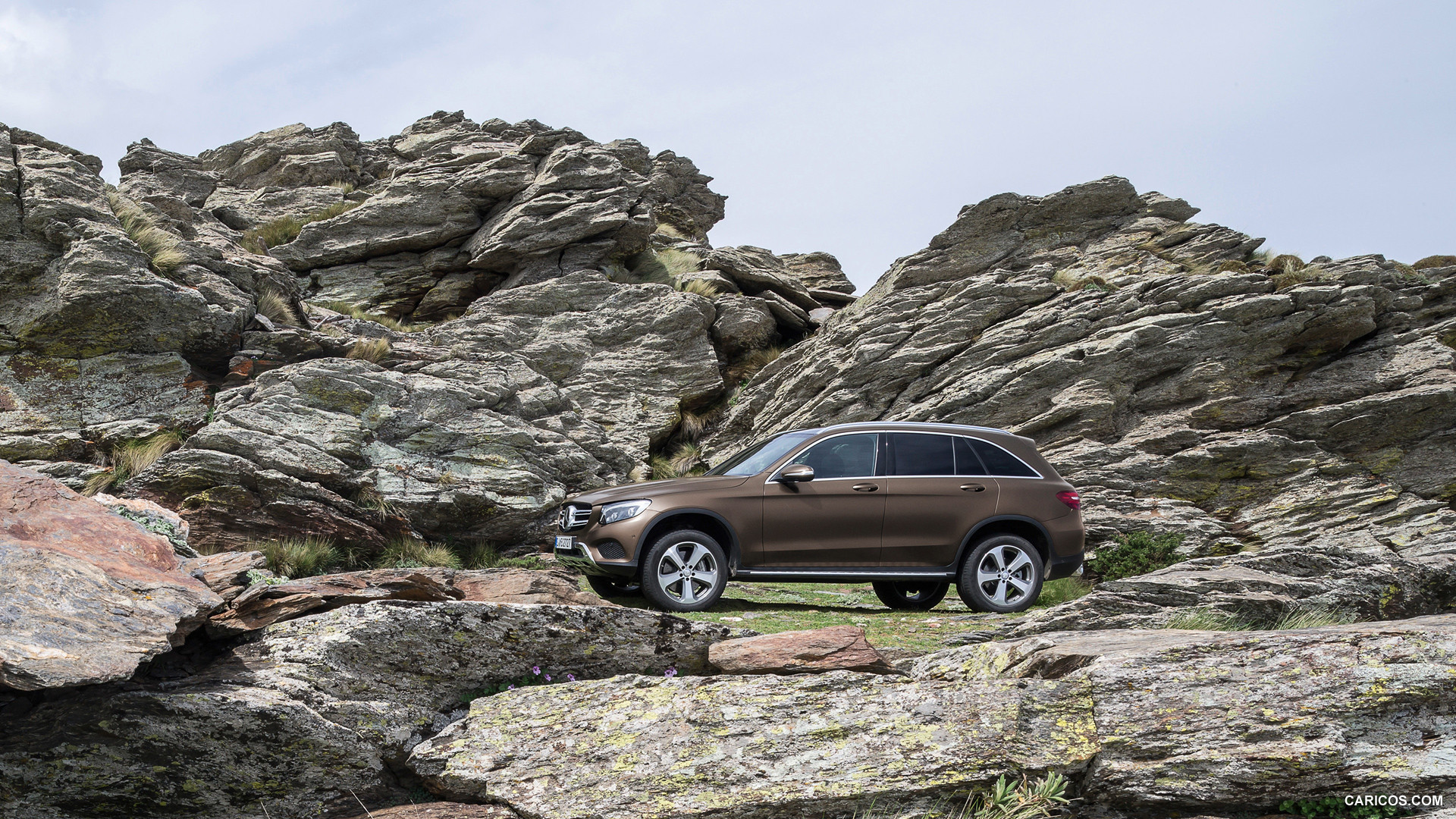 2016 Mercedes-Benz GLC-Class GLC 250d 4MATIC (CITRINE BROWN MAGNO, Offroad Line) - Side, #74 of 254
