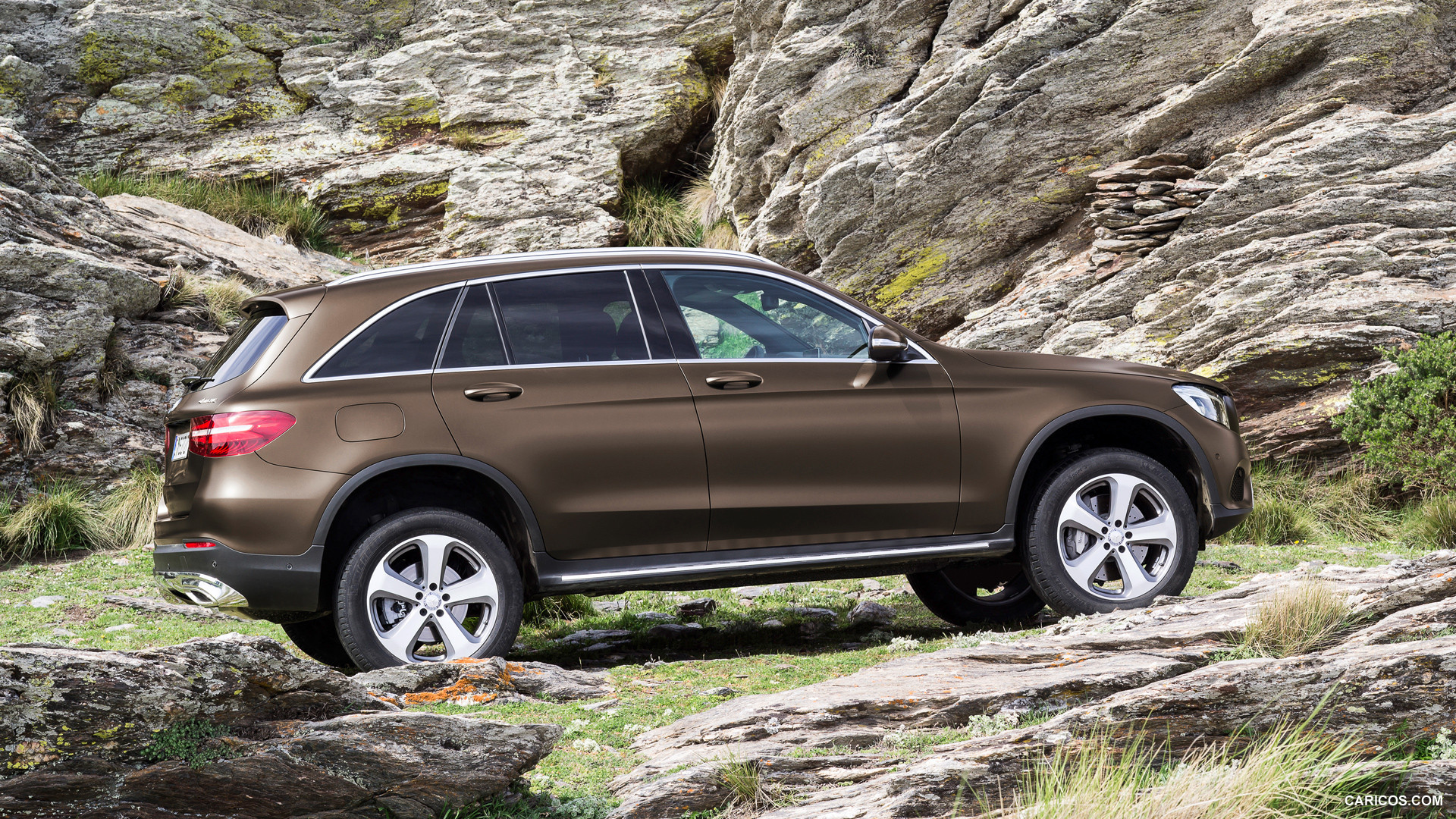 2016 Mercedes-Benz GLC-Class GLC 250d 4MATIC (Citrine Brown Magno, Offroad Line) - Side, #25 of 254