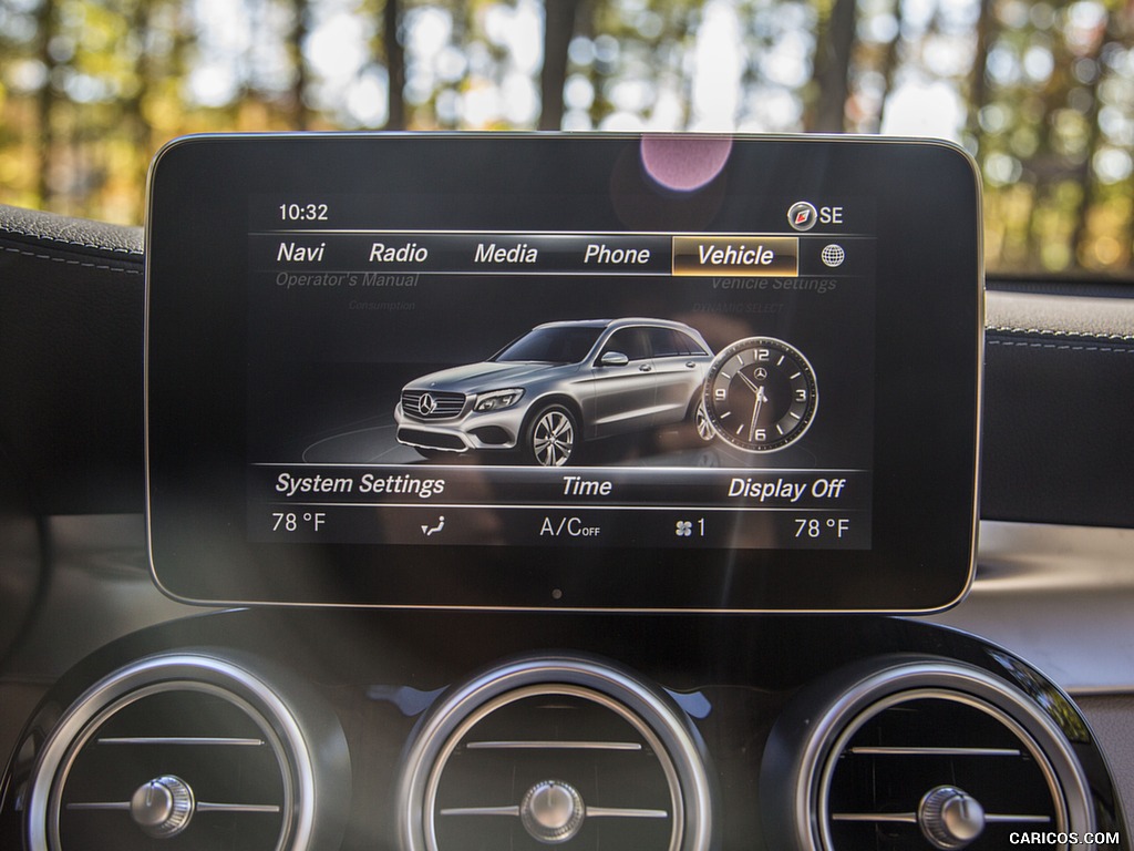 2016 Mercedes-Benz GLC GLC300 4MATIC (US-Spec) - Central Console