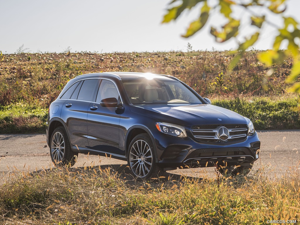 2016 Mercedes-Benz GLC GLC300 4MATIC (US-Spec) - Front