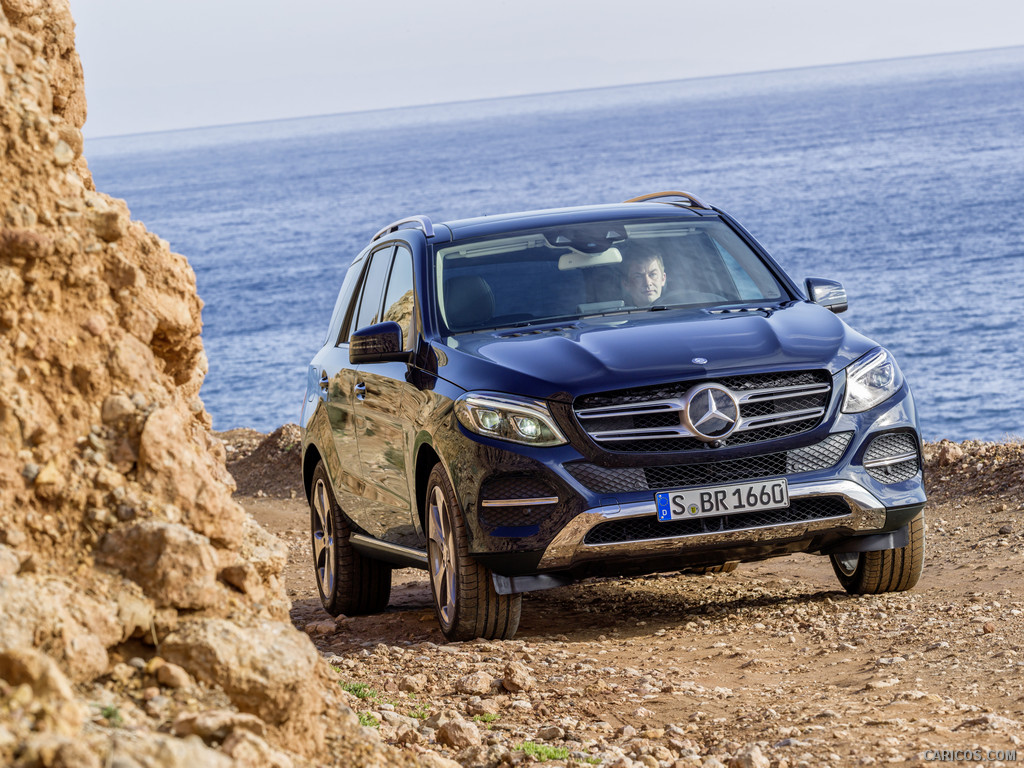 2016 Mercedes-Benz GLE-Class GLE 250d (Cavansite Blue Metallic) - Front