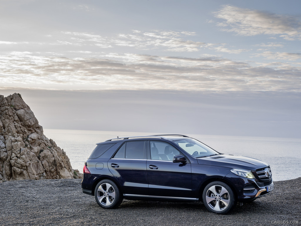 2016 Mercedes-Benz GLE-Class GLE 250d (Cavansite Blue Metallic) - Side