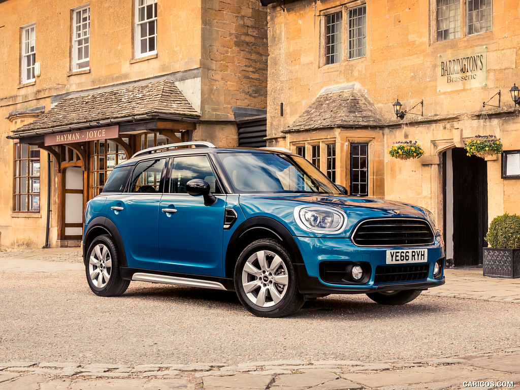 2017 MINI Cooper D Countryman (UK-Spec) - Front Three-Quarter