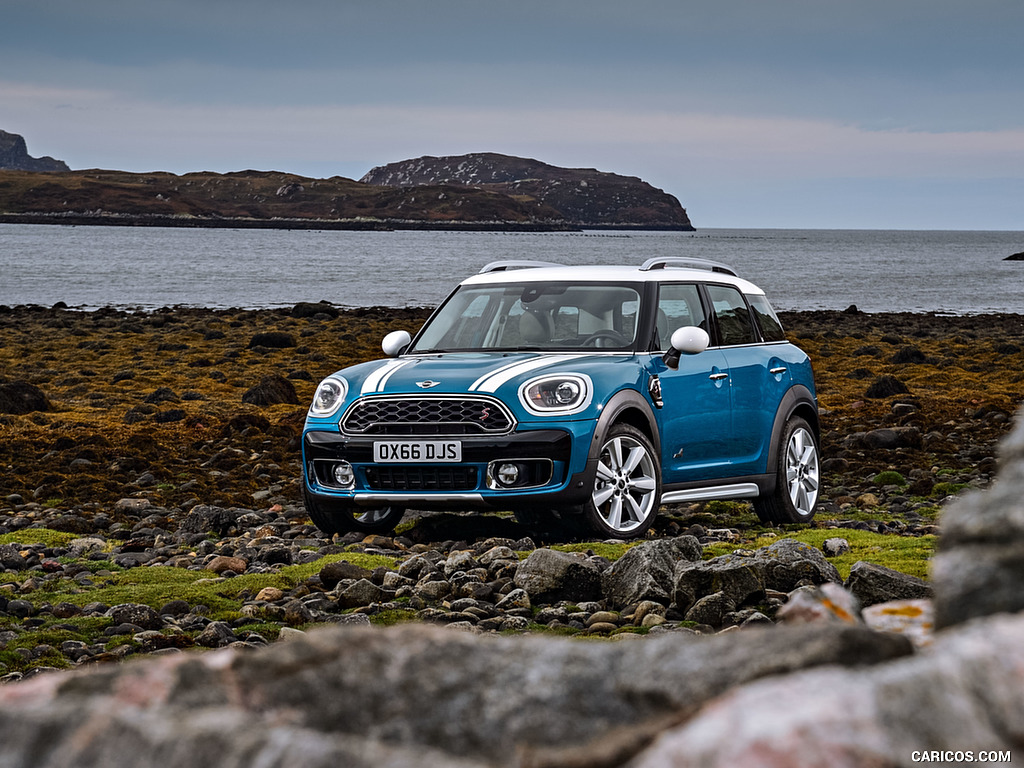 2017 MINI Cooper S Countryman ALL4 - Front Three-Quarter